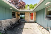 All The Waters Retro Home on Lake Michigan- PRIVATE BEACH-Large, shaded backyard Hotels in Hagar Township