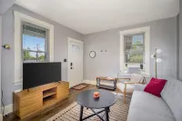Cozy Cottage in the Heart of Hyde Park 1 Bedroom Home by RedAwning - balcony