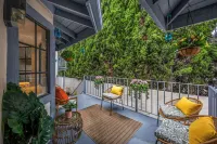 Charming Treehouse Retreat in Sierra Madre Hotels in Sierra Madre