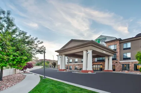Holiday Inn Express & Suites Richfield Отели в г. Ричфилд