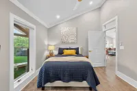6 Br Luxury Home on Main Street in Downtown Blowing Rock + Hot Tub!
