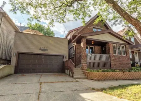 Downtown home w/ rooftop patio - walk everywhere! Отели рядом с достопримечательностью «UWM English as a Second Language Program»