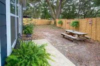 Pet-Friendly A-Frame Retreat Near Dtwn and Beaches! - spa
