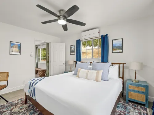 Hot Tub, King Bed, Coffee Bar - Walk to town!