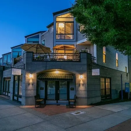 Gorgeous Lake Front Home, Central Location
