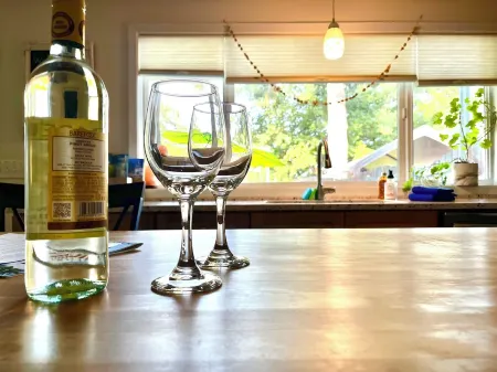 Tracktown & Duck Fans Enjoy! Sleeps 6, Spacious 1600sq ft + Private Yard! Отели рядом с достопримечательностью «Jordan Schnitzer Museum of Art»