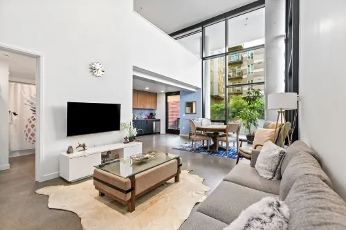 Airy and Open Corner Loft - 92 Walkscore - 3-Star
