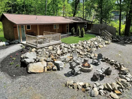 Close to Town - with Deck & Fire Pit - Pet Friendly
