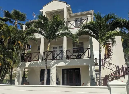 Portzvue Charming 2-bedroom apartment with WiFi, AC nestled in St. Peter