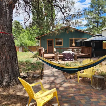 Charming 3-bedroom house with WiFi, dog friendly, hot tub, and AC in Flagstaff