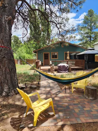 Charming 3-bedroom house with WiFi, dog friendly, hot tub, and AC in Flagstaff