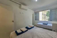 Pé na Areia do Guarujá - Praia do Tombo (5-E) Hoteller i Tombo