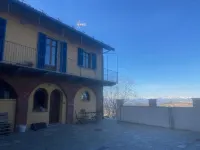 Quiet little house with a view in the center of the village Hotels in Monforte d'Alba