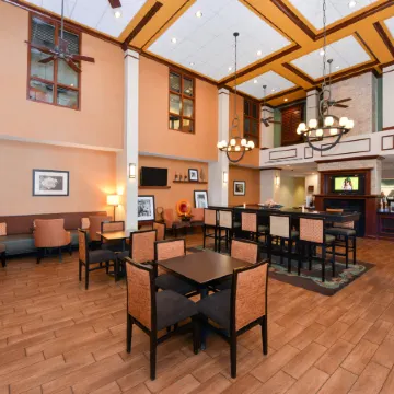Hampton Inn & Suites Plymouth Отели рядом с достопримечательностью «Plymouth Mayflower»