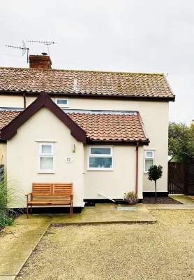 Cheerful two bedroom cottage with field views