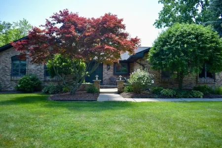 Stylish Renovated Ranch, 4 Bed/ 3.5 Bath, North Troy in Private Cul-de-Sac