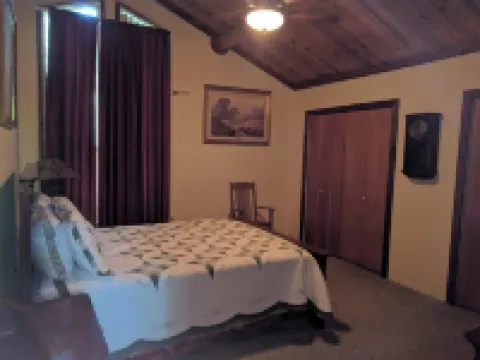 Charming Cozy 2-bedroom cabin with WiFi, in enchanting Canyon Lake on the River