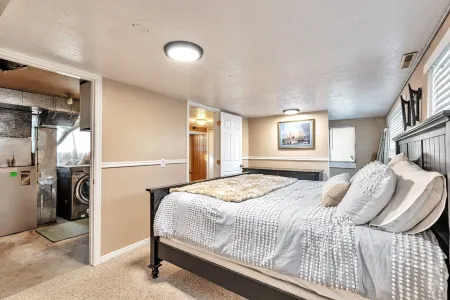 4 Bed, 1.5 Bath East SLC Apt - Blazing Google Fiber Отели в г. Милкрик