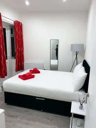 Stunning x2 bedroom apartment free parking and Wi-Fi Отели в г. Уоллингтон