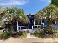 Cozy Coastal Bungalow Close to Marina 카라벨 호텔