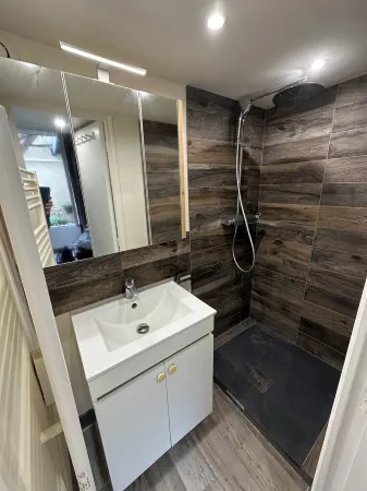 Studio / Loft Rez de Chaussée sur Cour Calme Отели рядом с достопримечательностью «Groupe AFNOR»