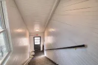 Luxury Lakeview Condo - Walk to Shops & Dining