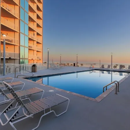 Salty Sands-Cozy 2-bedroom condo with WiFi, fitness room, directly on the beach!
