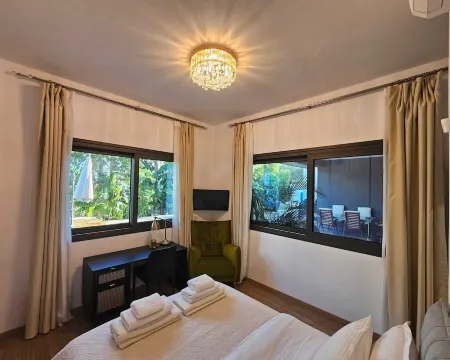 NEW Luxury 2-Bedroom House- Heated Salty Swimming Pool, Sauna and Garden Отели в г. Агиос Тихонас