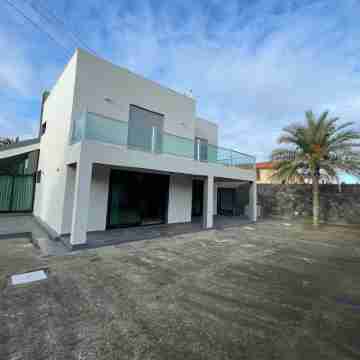 The ideal getaway: magical sunset, beach nearby, and top attractions close by. Hotel Exterior