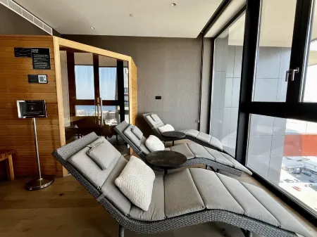 128 LIM - 2005 Stay Only Tower Suite