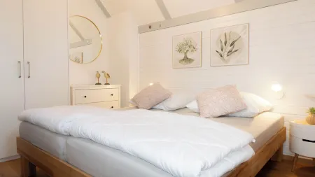 Cozy vacation home with whirlpool and sauna in Kirchheim's lake park Отели в г. Кирххайм