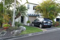 Charming villa with WiFi and AC in serene Mooloolaba Beach