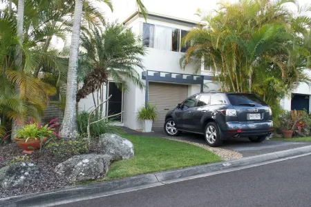 Charming villa with WiFi and AC in serene Mooloolaba Beach