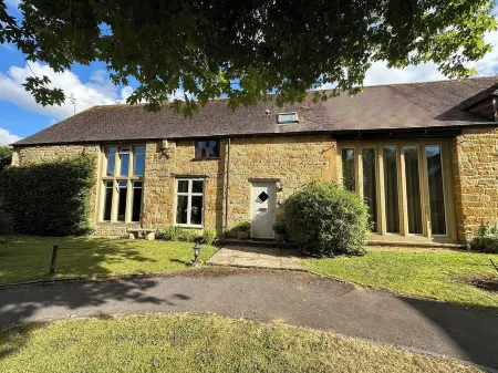 Charming cosy cottage w/babbling brook, in heart of the Cotswolds, w/parking.