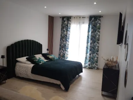 Spacious, bright studio with terrace in quiet, pleasant residence. Отели в г. Шарли