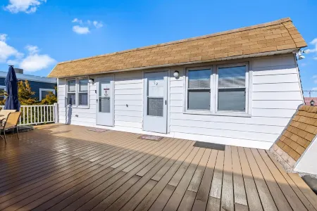 Couples retreat + Pets OK! Center of Town: Unit #2