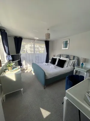 Seaview luxury 2 bedroom Apartment. Balcony coastal views. Ferry discounts