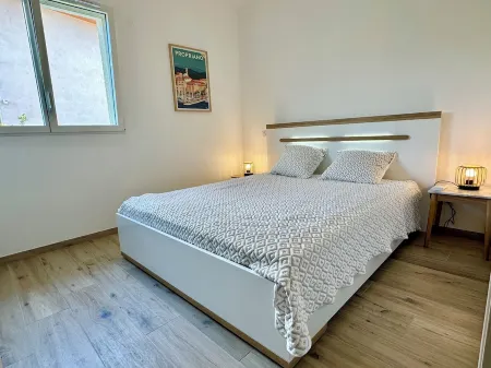 Apartment 84m2- 3 bedrooms - terrace 34 m2 - beach, restaurants on foot - parking Отели в г. Porticcio