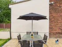 Modern 4 Bedroom Spacious House with Garden and Free Parking