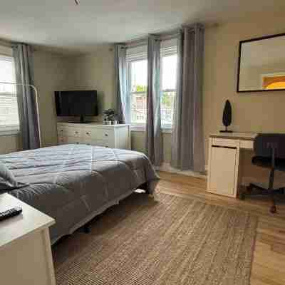 Modern 3 Bd Oasis, Convenient city living w/ parking Rooms