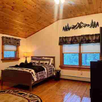 Charming Log Cabin in Lake George Rooms