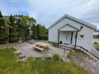 Bright 2-bedroom apartment with spectacular fjord views in Jørpeland. فنادق في Strand