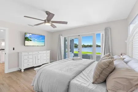 Miami Blue Lake Beach House w/Theater & Mini Golf! Отели рядом с достопримечательностью «Парк Тропикал»