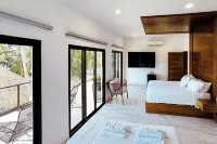 Casa Xchel in front of the bay, pool, jacuzzi and deck.