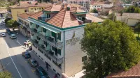 Hotel Porto IN فنادق في Kavac