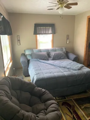 Rustic cottage by the mighty Elk! Hotel dekat Uncle John's Elk Creek Campground