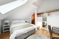 New apartment nestled on the seaside with expansive views of cliffs, sea and sky Hotels in Hastings