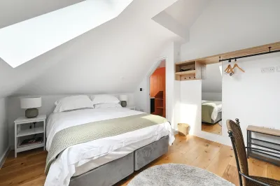 New apartment nestled on the seaside with expansive views of cliffs, sea and sky Hotel in zona Pett Level Beach