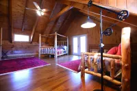 Serene (Hocking Hills) log cabin, near local attractions 그린 타운쉽 호텔