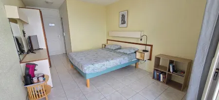 Cosy, fully-equipped studio with sea view